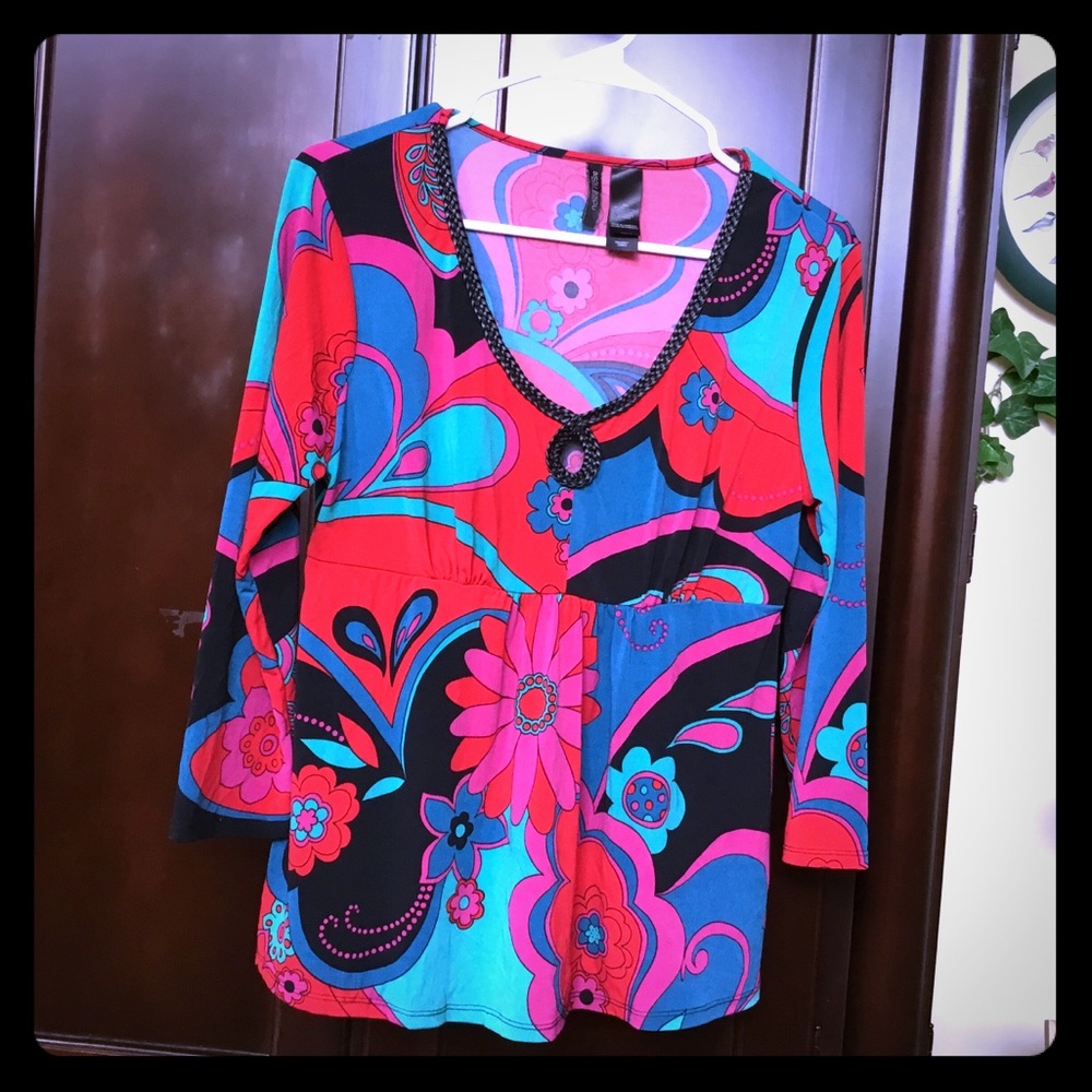 Pre-own  M  symmetric design blouse. Colorful